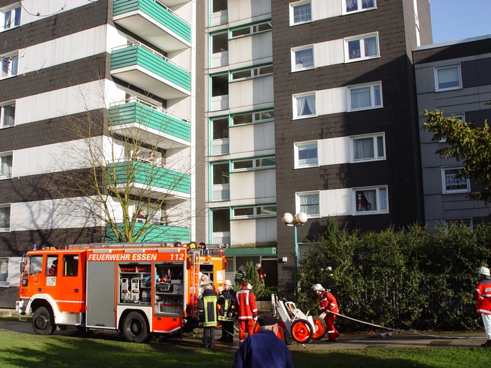 FW-E: Starke Rauchentwicklung im Hochhaus