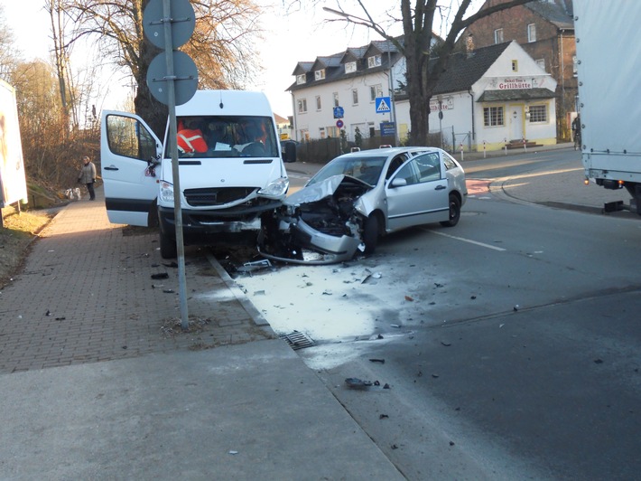 POL-HOL: Holzminden - Mühlenfeldstraße: 20.000,-- EUR Sachschaden bei Zusammenprall - Fahrzeugführer bleiben unverletzt -