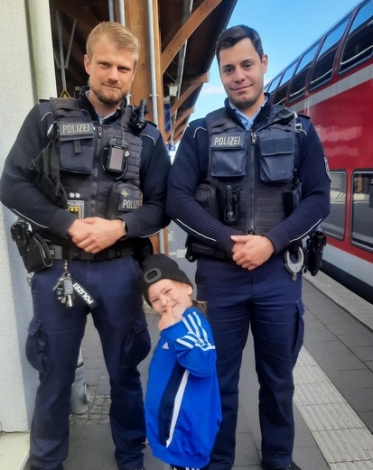 BPOL-FL: Vierjähriges Kind steigt allein in den Zug - Glückliche Familienzusammenführung