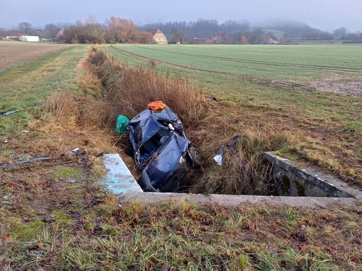 FW Horn-Bad Meinberg: Schwerer Verkehrsunfall am Freitag Vormittag - eine Person bei Alleinunfall im PKW eingeschlossen