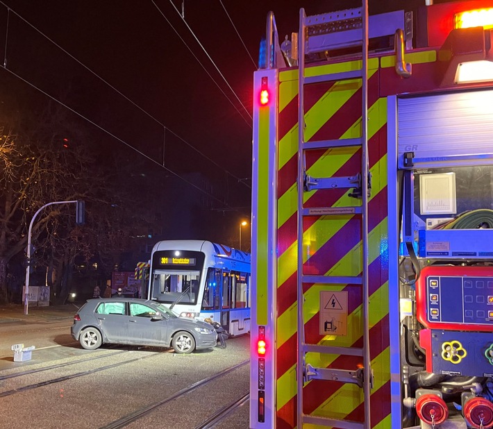 FW-GE: Pkw kollidiert mit Straßenbahn / Feuerwehr befreit Fahrzeuginsassen aus verunfalltem Pkw
