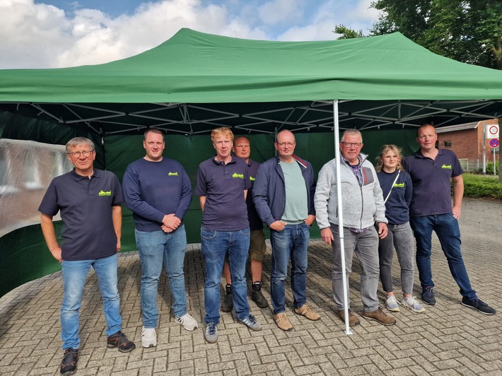 FW Xanten: Förderverein übergibt Pavillon an Einheit Birten