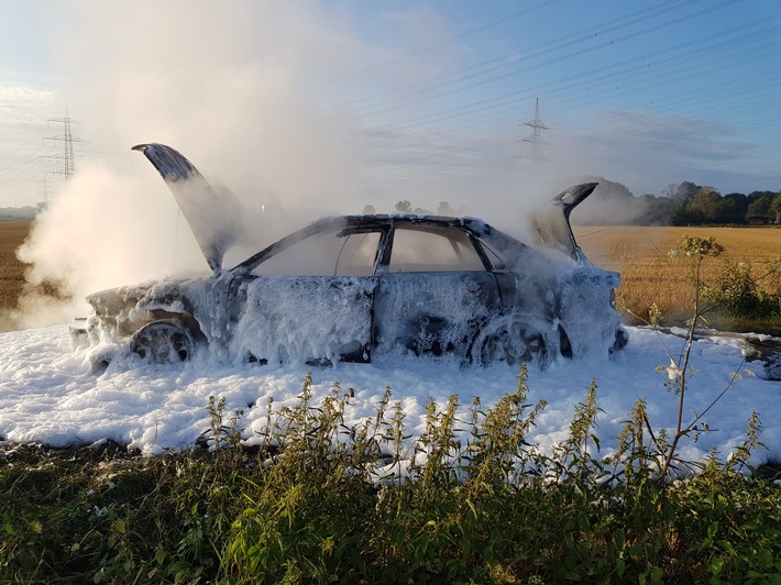 POL-WES: Hamminkeln - Auto brannte aus