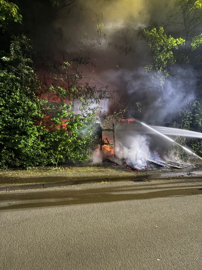 FW-WAF: Vollbrand einer Gartenlaube