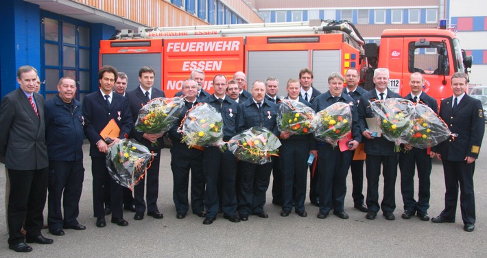 FW-E: Feuerwehr-Ehrenzeichen in Silber und Gold, Foto verfügbar