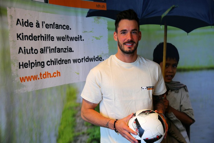 «J&#039;aimerais faire apparaître un sourire sur le visage des enfants»
Le footballeur suisse Roman Bürki nouvel ambassadeur de Tdh
