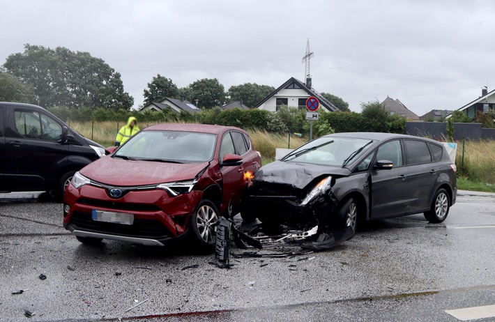 POL-Bremerhaven: Autos stoßen in Bremerhaven-Schiffdorferdamm zusammen