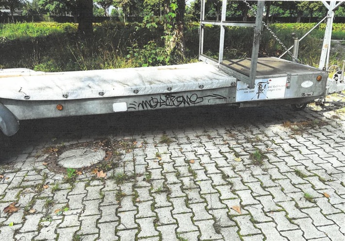 POL-EL: Lingen - Graffiti an Bootsanhänger (Foto)