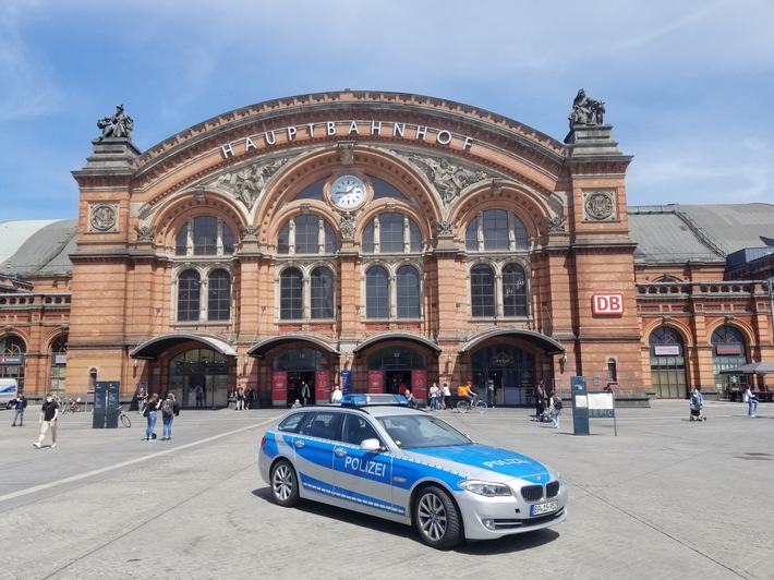 BPOL-HB: Einsatz anlässlich der An- und Abreisen zur Fußballbegegnung in der 1. Bundesliga Werder Bremen gegen VFL Bochum. Dabei erstmals gemeinsamer Einsatzabschnitt von Polizei und Bundespolizei in Bremen.