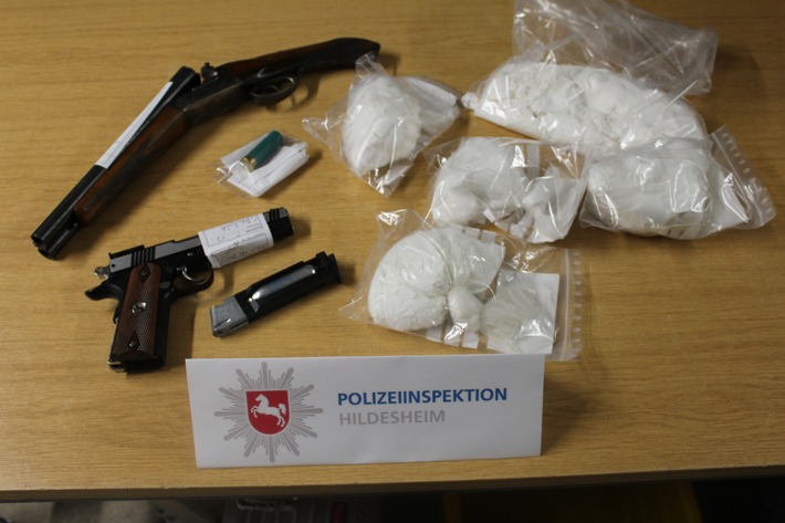 POL-HI: Gemeinsame Pressemitteilung der StA Hildesheim und der Polizei Hildesheim
-Drogenfahnder beschlagnahmen Amphetamin und Schrotflinte-