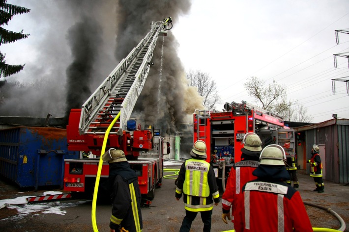 FW-E: Feuer in einer 1200 m² ehemaligen Autoschrauberwerkstatt