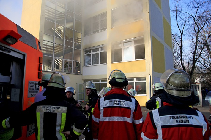 FW-E: Feuer im Klassenzimmer einer Hauptschule in Essen-Katernberg, Schüler, Schülerinnen und Lehrkräfte unverletzt