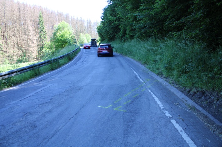 POL-RBK: Overath - Motorradfahrer schwer verletzt - Polizei sucht Unfallverursacher mit rotem Pkw