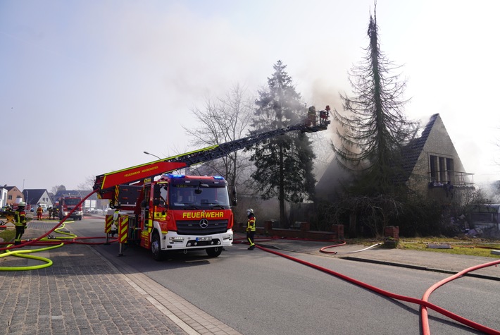 FW Neumünster: Feuerwehr im Großeinsatz bei Wohnhausbrand - Zweiter Einsatz in Schule
