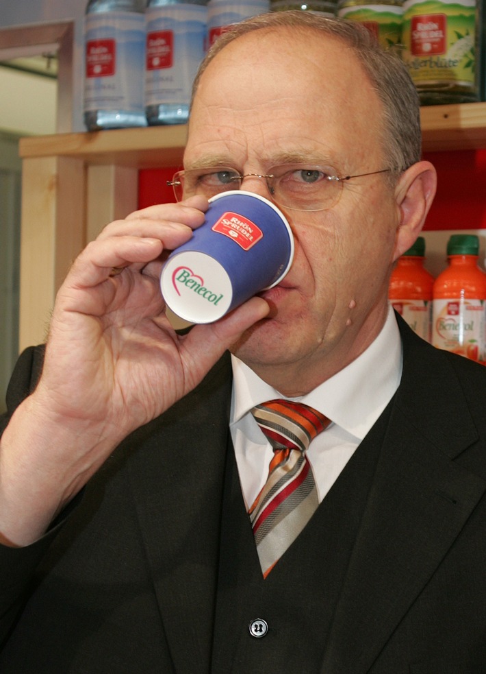 Cholesterinspiegel gesenkt: Wilhelm Dietzel, Hessens Verbraucherschutzminister testet Weltneuheit RhönSprudel Benecol
