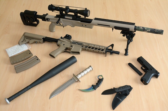 POL-WHV: Durchsuchungserfolg für die Polizei in Jever - Ermittlungsverfahren gegen einen 23-Jährigen wegen unerlaubtem Handel mit Betäubungsmitteln - Polizei beschlagnahmt diverse Waffen