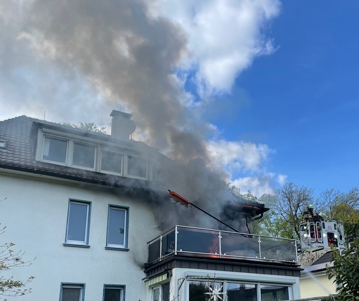 FW-E: Brand auf Dachterrasse eines Mehrfamilienhauses, Feuerwehr verhindert Brandausbreitung auf Wohnung - keine Verletzten