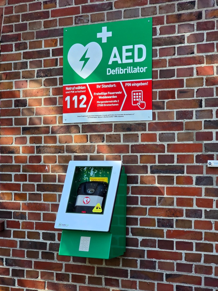 FW Bremerhaven: Öffentlicher AED bei der Freiwilligen Feuerwehr Weddewarden in Betrieb genommen