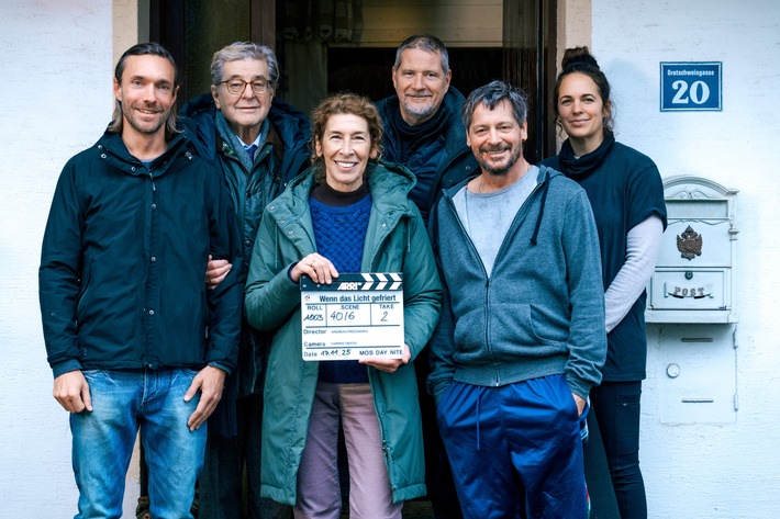 "Wenn das Licht gefriert": Adele Neuhauser auf Wahrheitssuche