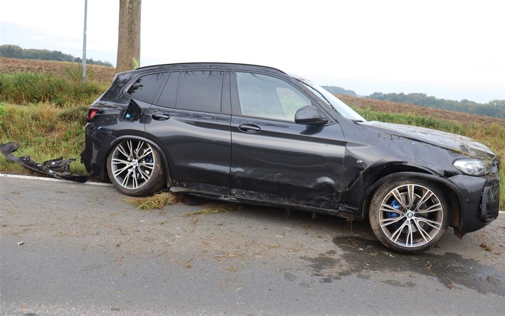 POL-HF: Alleinunfall - BMW prallt gegen Baum