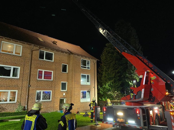 FW-PLÖ: +++ Wohnungsbrand mit Menschenrettung in Lütjenburg +++