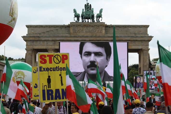 Iran Demo in Berlin gegen Hinrichtungen.JPG