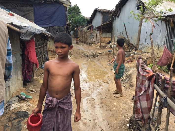 Helvetas schützt Rohingya-Flüchtlinge und baut Toiletten und Küchen