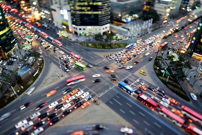Zahl der Woche: 75 Prozent der Deutschen fahren nicht gerne in der Großstadt. Fotoquelle: Adobe Stock. Weiterer Text über ots und www.presseportal.de/nr/63229 / Die Verwendung dieses Bildes ist für redaktionelle Zwecke honorarfrei. Veröffentlichung bitte unter Quellenangabe: "obs/CosmosDirekt/Adobe Stock"