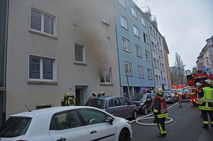 FW-DO: Feuerwehr rettet eine Frau aus der brennenden Wohnung