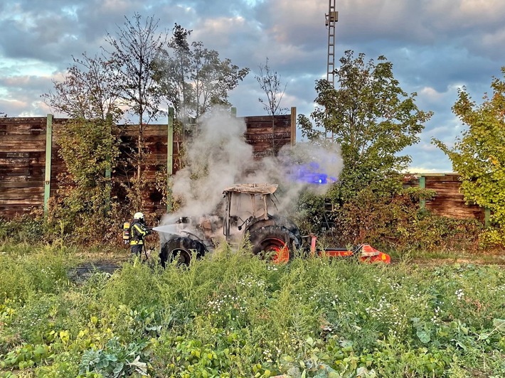 POL-ME: Traktor brannte auf dem Feld komplett aus - Langenfeld - 2210007