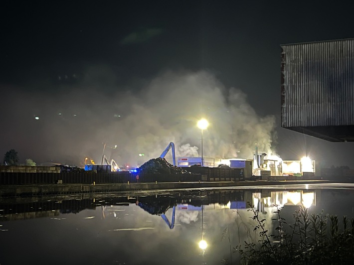 FW-DO: Nächtlicher Einsatz am Hafen - Brand in einer Recyclingmaschine sorgt für viel Rauch