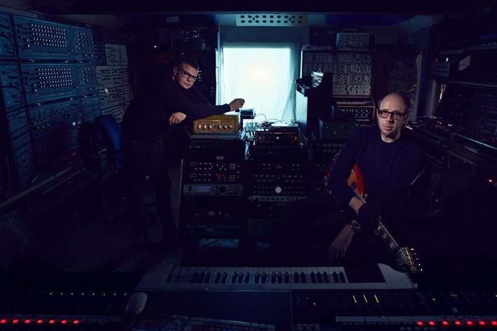 The Chemical Brothers mit neuem Album &quot;Born In The Echoes&quot; am 17. Juli + Erster Track &quot;Sometimes I Feel So Deserted&quot; ab sofort erhältlich