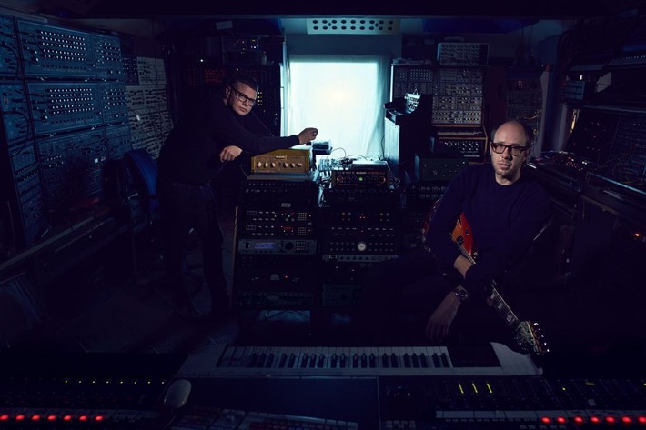 The Chemical Brothers mit neuem Album "Born In The Echoes" am 17. Juli + Erster Track "Sometimes I Feel So Deserted" ab sofort erhältlich