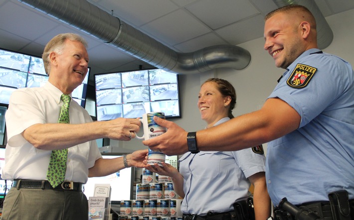 POL-PPKO: Landesweite Werbeaktion  - Polizeipräsident Fromm überreicht Kaffeetassen