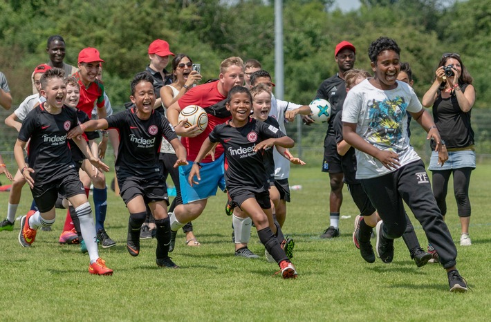 Etappensieg in der Chancen-WM: "Deutschland rundet auf" übergibt 290.000 Euro an "Fußball trifft Kultur"