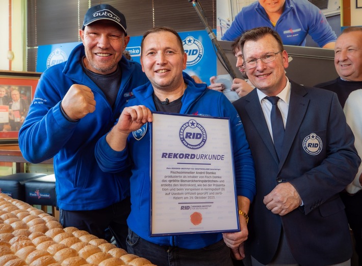 RID-Weltrekord in Heringsdorf – Fischsommelier Domke serviert größtes Bismarckheringsbrötchen der Welt