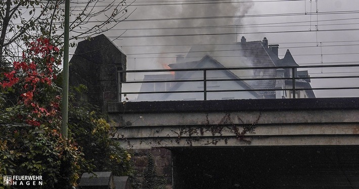 FW Hagen: Brand in einer Dachgeschosswohnung, eine Person verstorben.