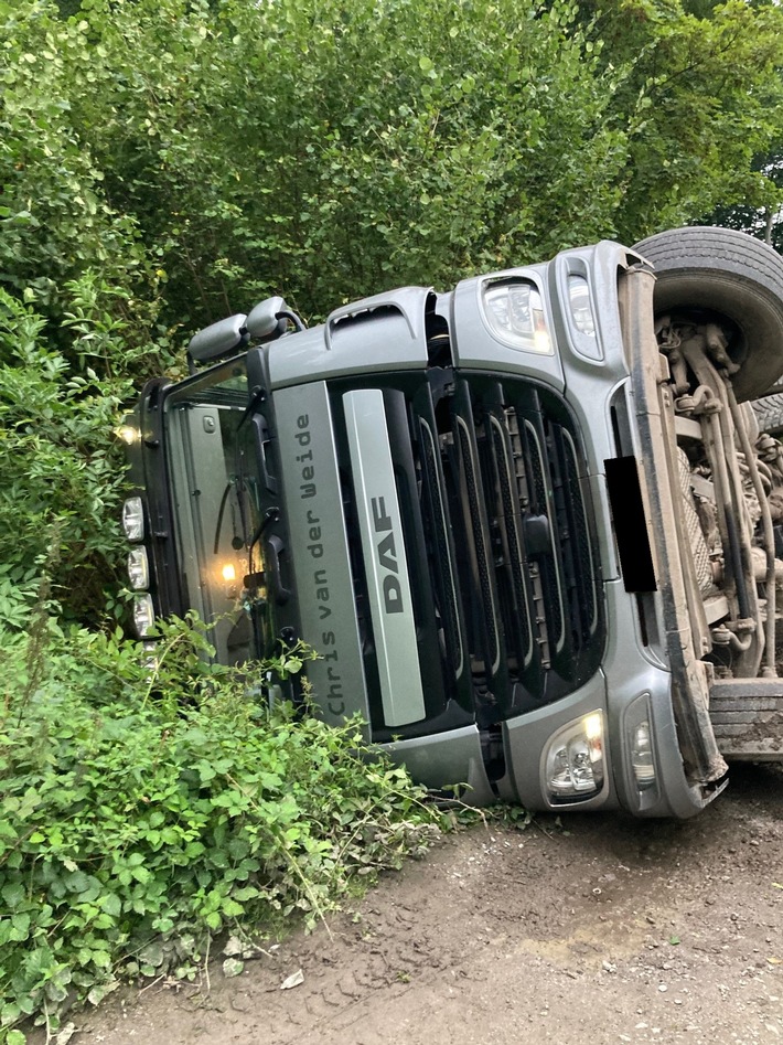 FW Ratingen: Aufwändiger Einsatz nach LKW-Unfall im Wald