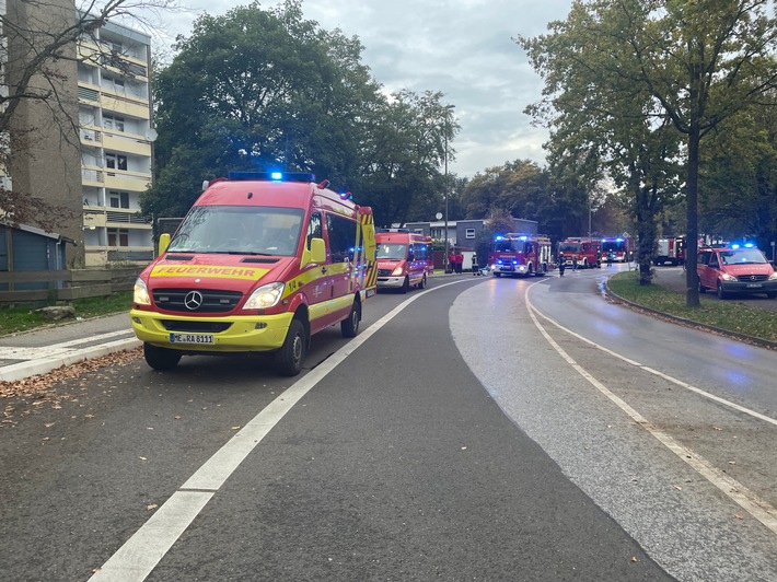 FW Ratingen: Erkrath, Brandeinsatz mit mehreren Verletzten