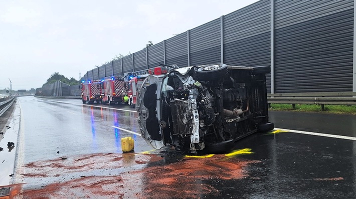 FW-E: Verkehrsunfall mit Kleintransporter - Eine Person schwer verletzt