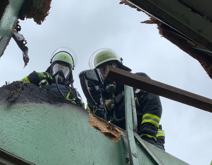 FW-BN: Feuer auf einem Flachdach in Bonn-Auerberg