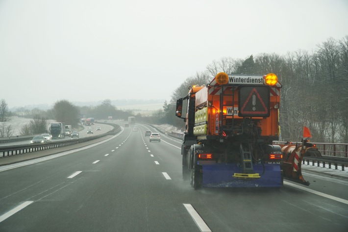 API-TH: Sicher durch den Winter - so verhalten Sie sich richtig, wenn der Winterdienst auf der Autobahn unterwegs ist