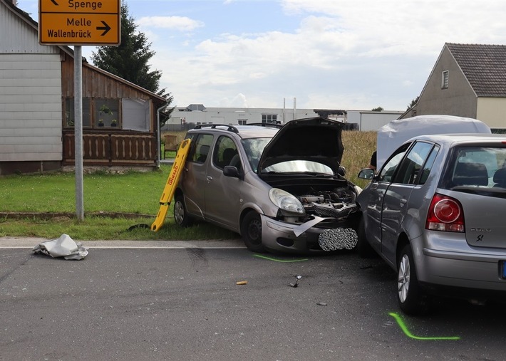 POL-HF: Toyota schleudert gegen Stromverteilerkästen - Zwei Personen verletzt