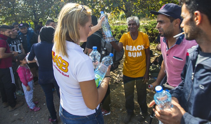 Hilfe für Flüchtlinge: Tausende Menschen fliehen weiterhin über die Balkan-Route / Bündnisorganisationen von &quot;Aktion Deutschland Hilft&quot; verteilen Medikamente, Lebensmittel, Wasser, Decken und Zelte