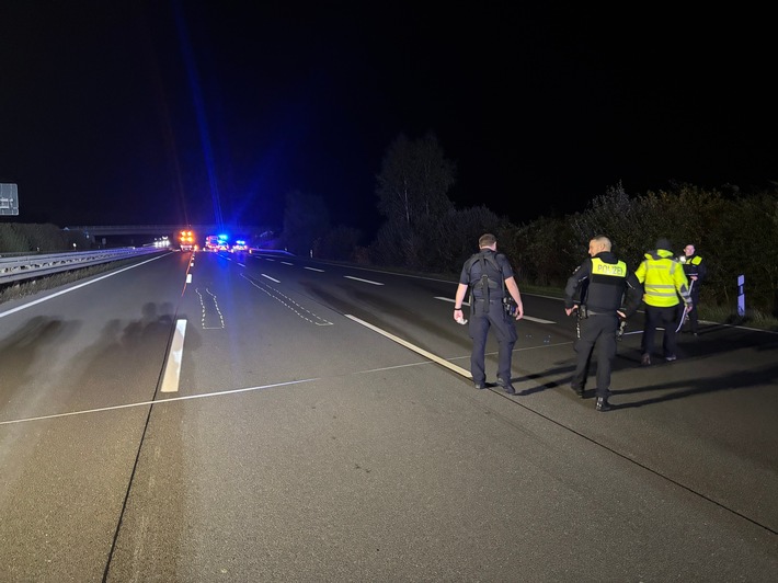 FW-ROW: Verkehrsunfall auf der A1: Feuerwehr leuchtet Unfallstelle aus