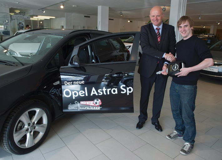Markus Hubacher, Gewinner der Casting-Show &quot;Einer wie Beni Thurnheer&quot;, unterwegs im Opel Astra Sports Tourer