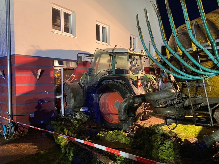 LRA-Ravensburg: Traktor durchbricht Hauswand