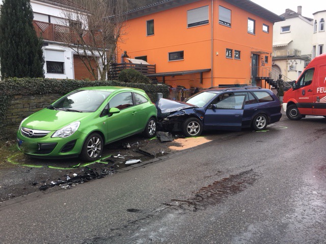 POL-PPKO: Koblenz: Zusammenstoß in der Laubach - Autofahrer verletzt