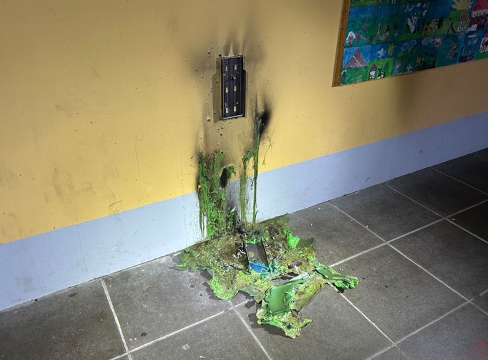 POL-PDLD: Edenkoben - Mülleimer in Brand gesetzt