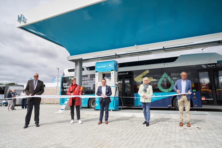 Die erste öffentliche grüne Wasserstofftankstelle für Busse, PKW und LKW geht in Niebüll in den offiziellen Betrieb
